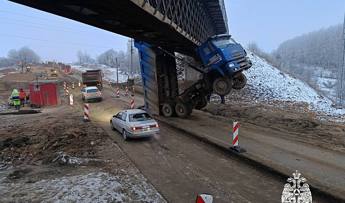 В Ржевском округе на трассе М-9 самосвал застрял под мостом