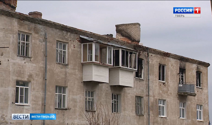 После пожара жители одного из поселков в Тверской области продолжают жить в съемных квартирах