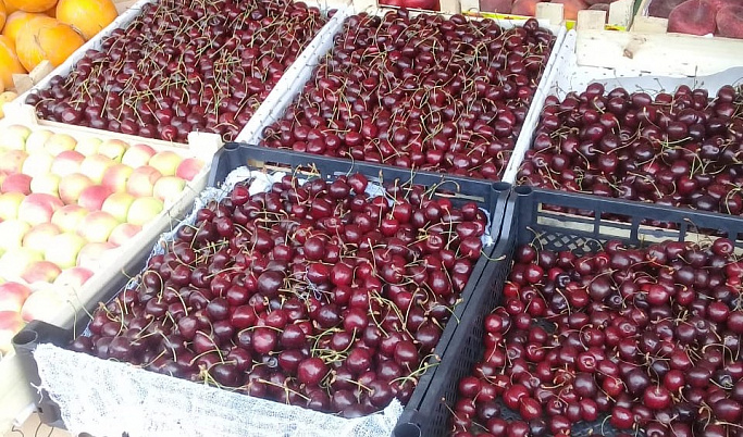 На рынке в Твери торговали некачественными черешней и клубникой